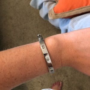 BRAND NEW NEVER WORN Tory Burch logo bracelet